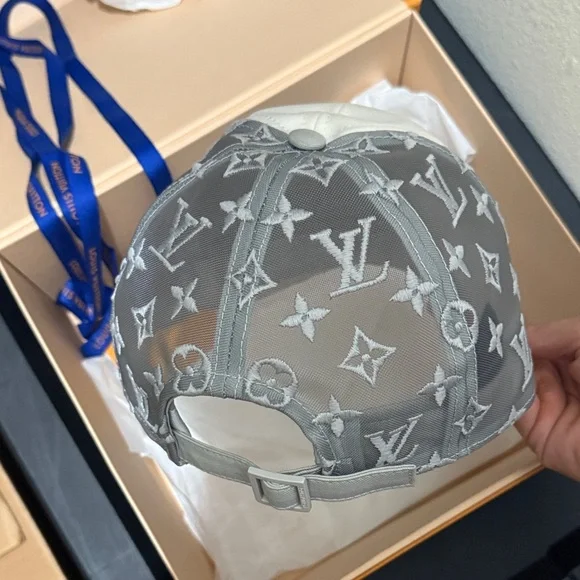 Louis Vuitton Gray and white Monogram Cap - Picture 8 of 10